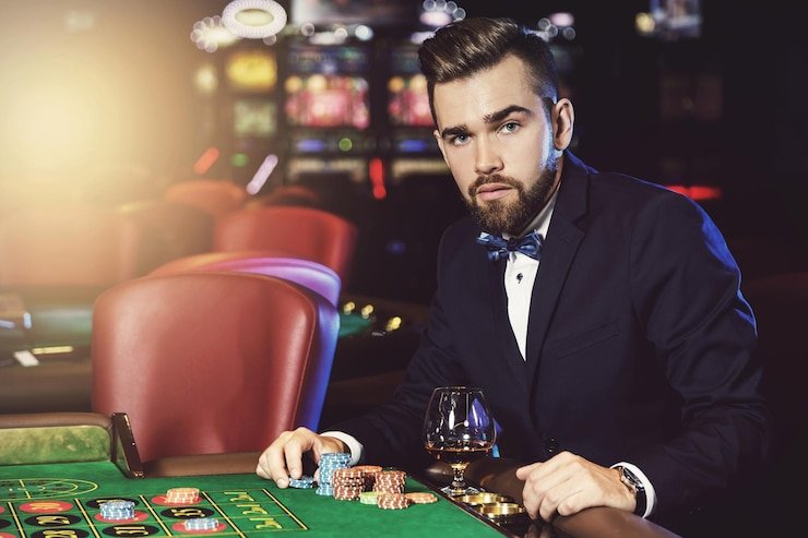 Dealer memutar roda roulette live